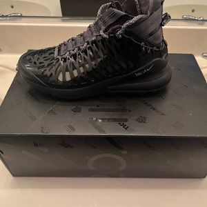 Nike women’s hiking boots very rare worn once.